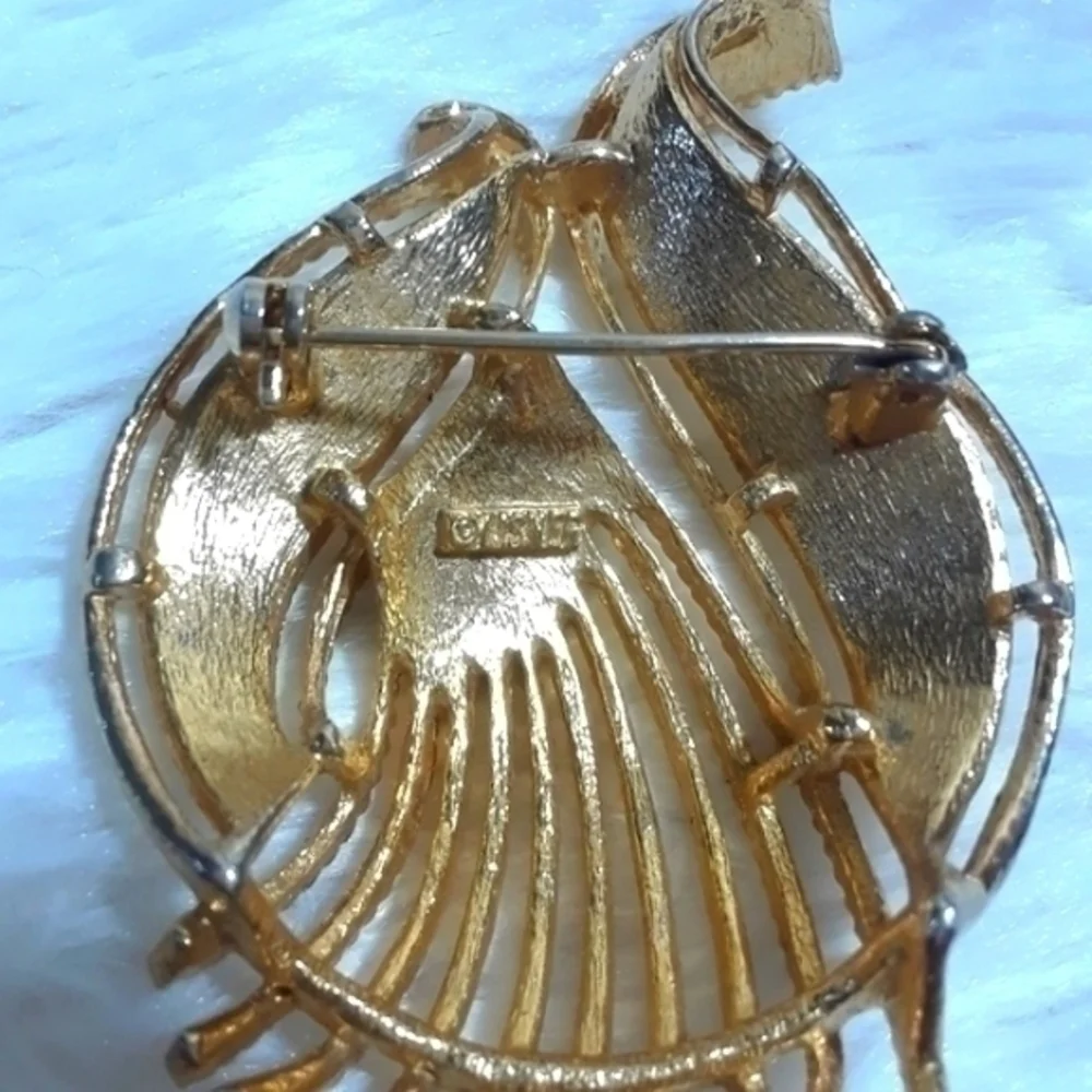 Vintage Gold Tone Lisner Signed Brooch Pin